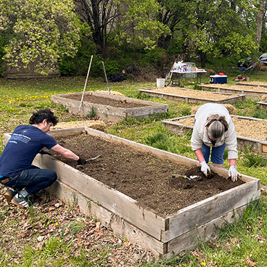 4-volunteers-at-journey-to-new-life_resize